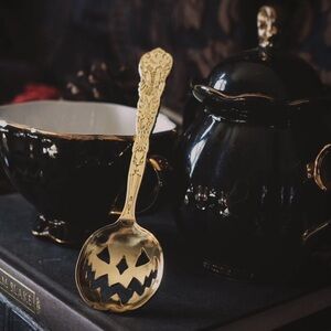 Brand new never opened Lively Ghosts Haunted Hollows tea spoon set